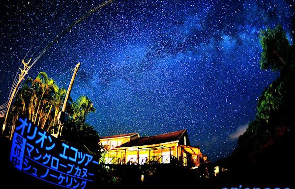 石垣島の降るような星空を見て宇宙に思いを馳せる夜、星空ツアー